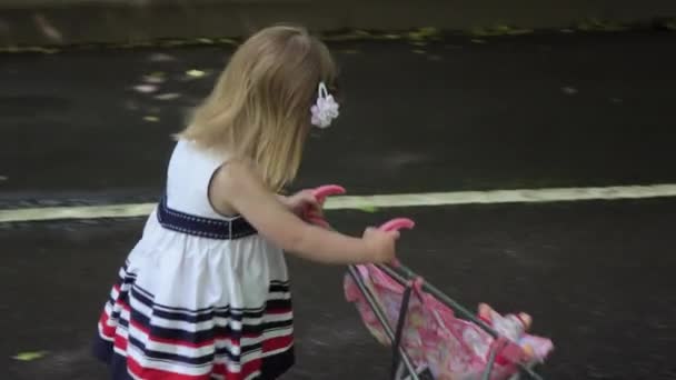 Moeder en dochter op wielen van kinderwagens — Stockvideo