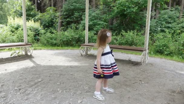 Mädchen tanzen auf der Natur — Stockvideo