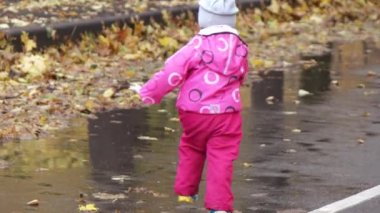 Kız çocuğu su birikintilerinde koşar