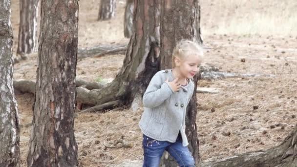 Девочка бежит через лес — стоковое видео