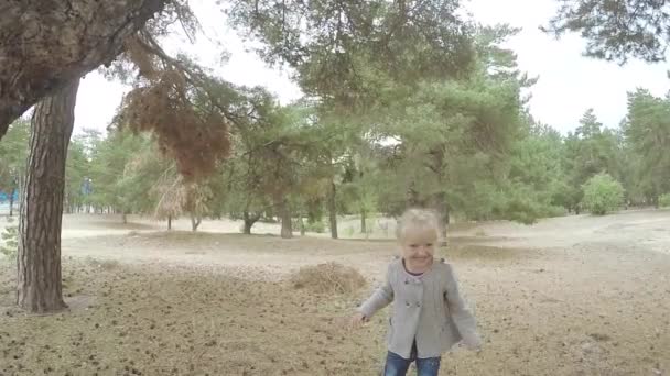 Fille enfant cours à travers la forêt — Video