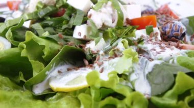 Karışık salata marul yaprakları üzerinde