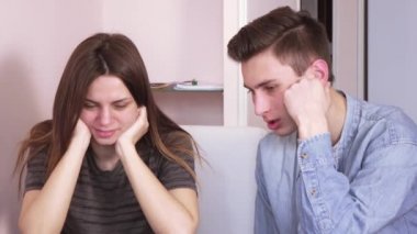 İnternette konuşan Çift