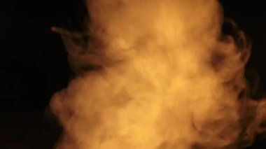 Soyut sarı su buharı siyah arka plan üzerine