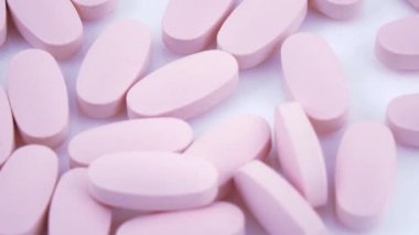 Plaka üzerinde oval pembe Tablet