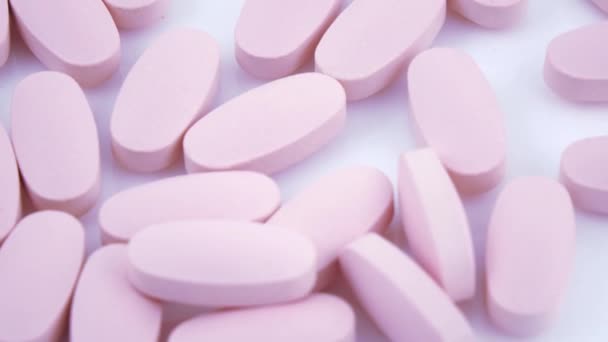 Ovala rosa tabletter på plattan — Stockvideo