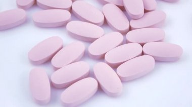 Plaka üzerinde oval pembe Tablet