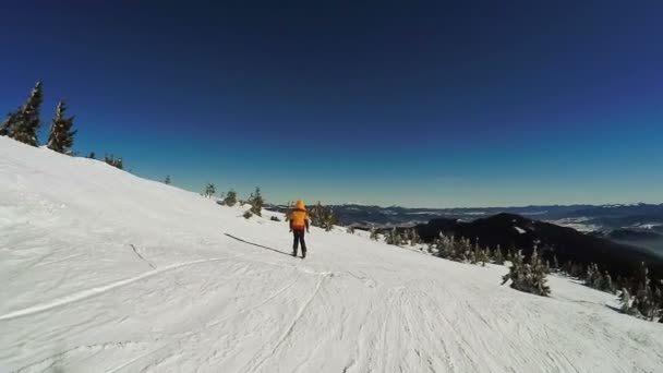 Mujer Descenso en esquís desde las montañas de nieve — Vídeo de stock