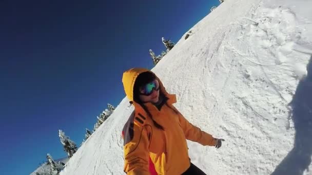Mulher Descida em esquis das montanhas de neve — Vídeo de Stock