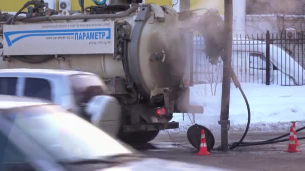 Abwassermaschine auf der Straße — Stockvideo