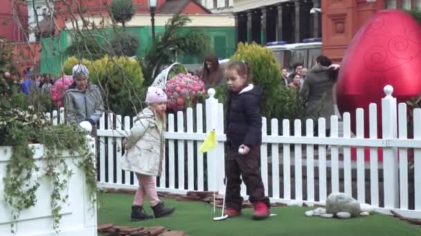 Les enfants jouent au cricket — Video