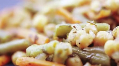 bir tabakta sebze salatası