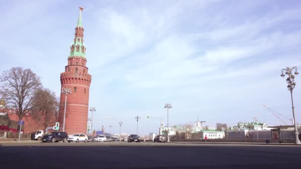 Provoz aut blízko Kremlu — Stock video