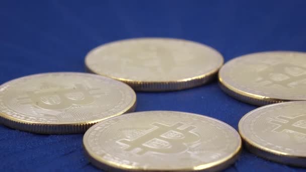 Monedas que imitan bitcoins — Vídeo de stock