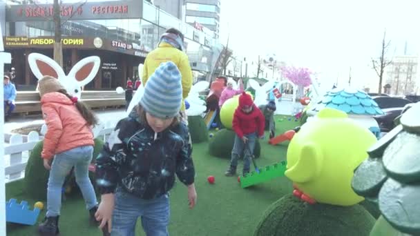 Kinderen spelen cricket — Stockvideo