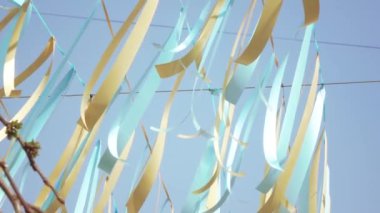 Bir tel üzerinde dekoratif şeritler