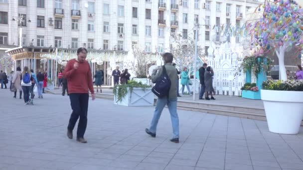 Spaceru ludzi na placu Tverskaya — Wideo stockowe