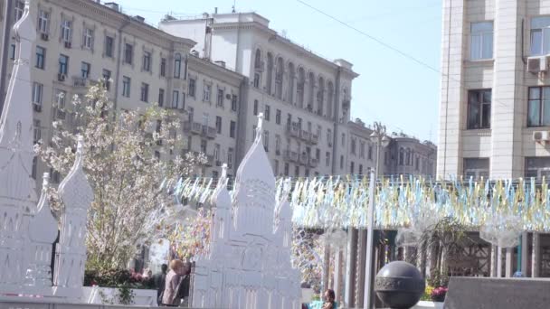 Går folk på torget Tverskaya — Stockvideo