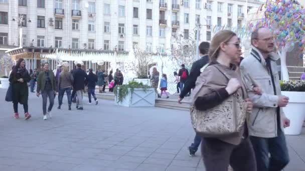 Caminando personas en la Plaza Tverskaya — Vídeos de Stock