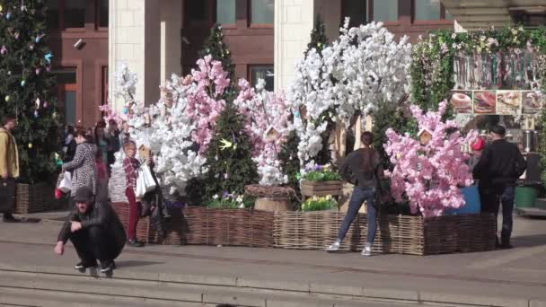 Az emberek séta a lovagló tér — Stock videók