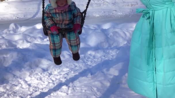 Mamma och dotter på en gunga — Stockvideo