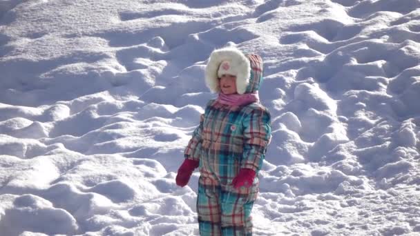 Chica en un tobogán de nieve — Vídeo de stock