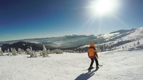 妇女从雪山滑雪板上滑落 — 图库视频影像