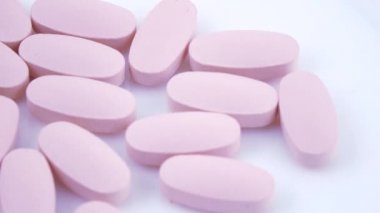 Plaka üzerinde oval pembe Tablet