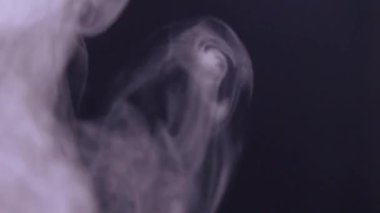 Siyah arkaplanda soyut beyaz su buharı