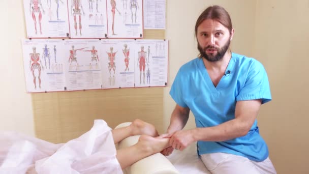 Foots massagem menina — Vídeo de Stock