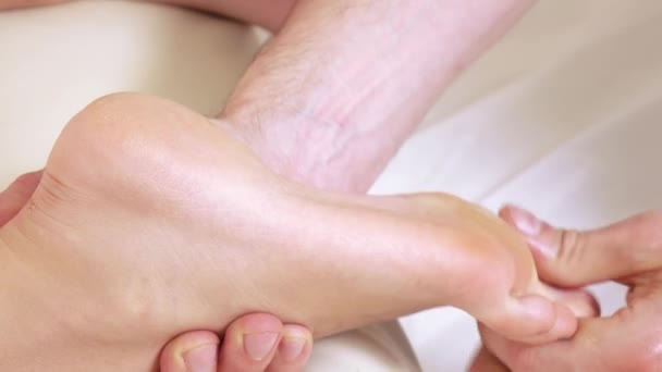 Foots massagem menina — Vídeo de Stock