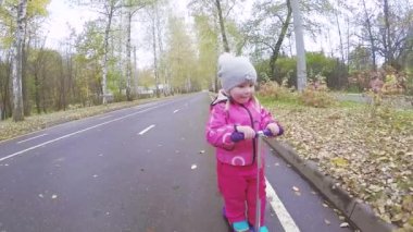 Anne ve kız motosiklete biniyor.
