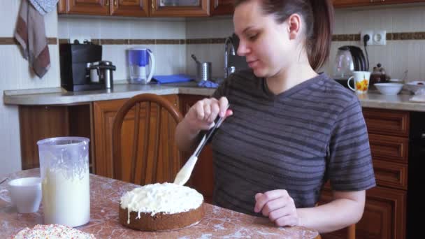 La fille couvre le gâteau de Pâques avec glaçage — Video