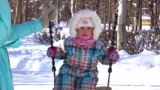 Mutter auf Schlittschuhen und Tochter auf Schlitten — Stockvideo