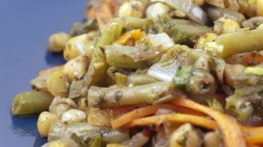 bir tabakta sebze salatası