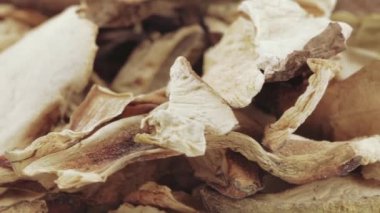 kurutulmuş beyaz mantar