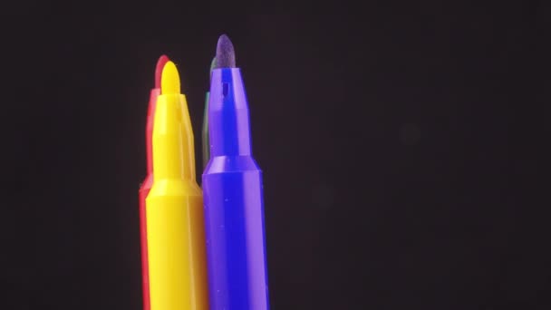 Цветные маркеры разные. — стоковое видео