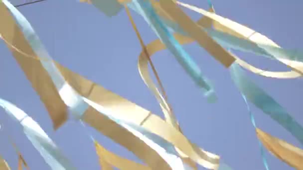 Bir tel üzerinde dekoratif şeritler — Stok video