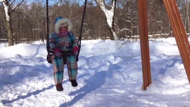 Mom and daughter on a swing — Stock Video