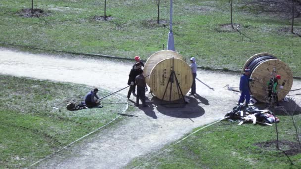 Instalación de cable de alimentación por los trabajadores — Vídeos de Stock