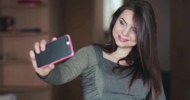 Menina grávida fotografou-se — Vídeo de Stock