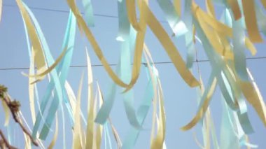 Bir tel üzerinde dekoratif şeritler