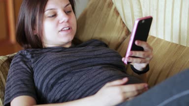 Bir akıllı telefon ile hamile kız