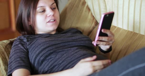 Menina grávida com um smartphone — Vídeo de Stock