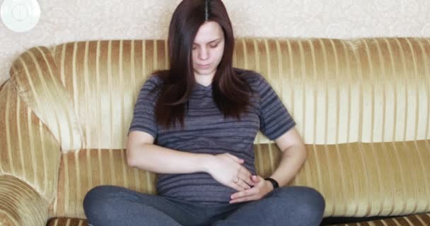 Gravid kvinna smeker magen — Stockvideo