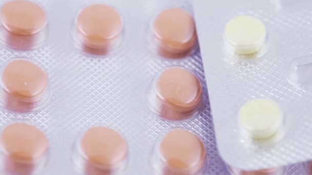 Verpakken van tabletten in blaren — Stockvideo