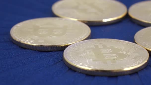 Монеты, имитирующие биткоины — стоковое видео