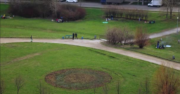 Picnic en la hierba — Vídeo de stock