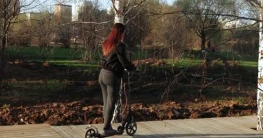 Scooter üzerinde hamile kız