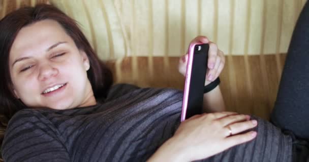 Fata gravidă cu un smartphone — Videoclip de stoc